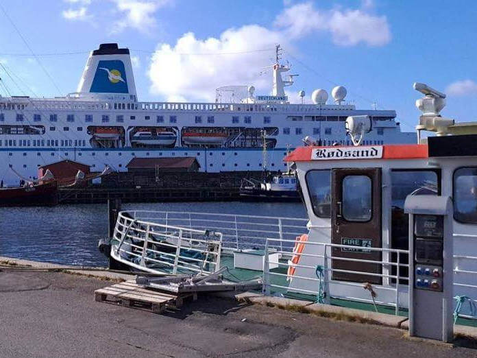 Rødsand ved kaj i Fåborg med stor færge i baggrunden